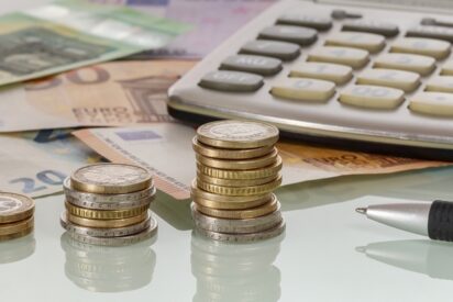 Lainan koron arviointi laskimen, eurokolikoiden ja lainalaskelman avulla